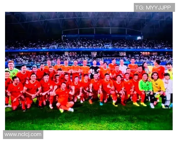 足球明星高清合照图片展现球场魅力与团队精神的完美瞬间