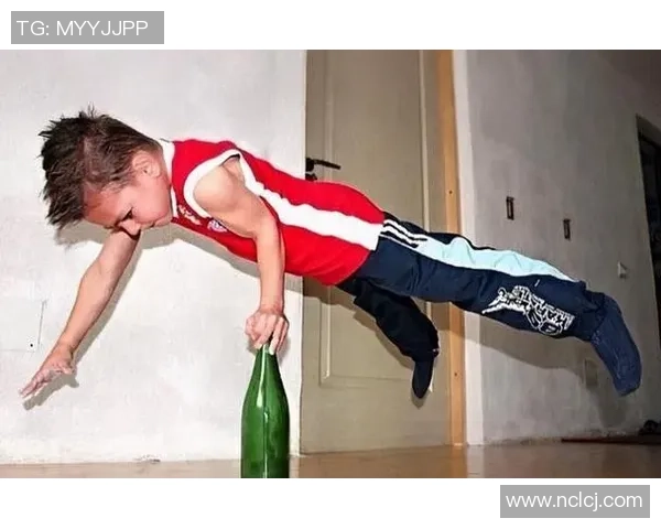 足球明星儿子展现完美腹肌引发热议健身秘诀揭秘